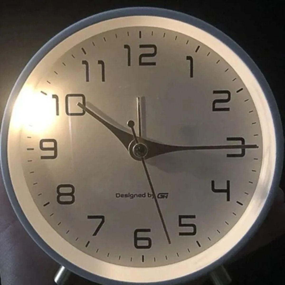 Silent Bedside Table Clock With Scandinavian Minimalist Design